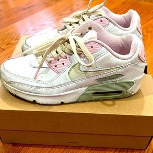 🌸GIRLS NIKE SNEAKERS SIZE 5.5🌸